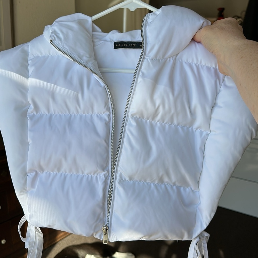 White Puffer hooded half body over jacket. SZ S